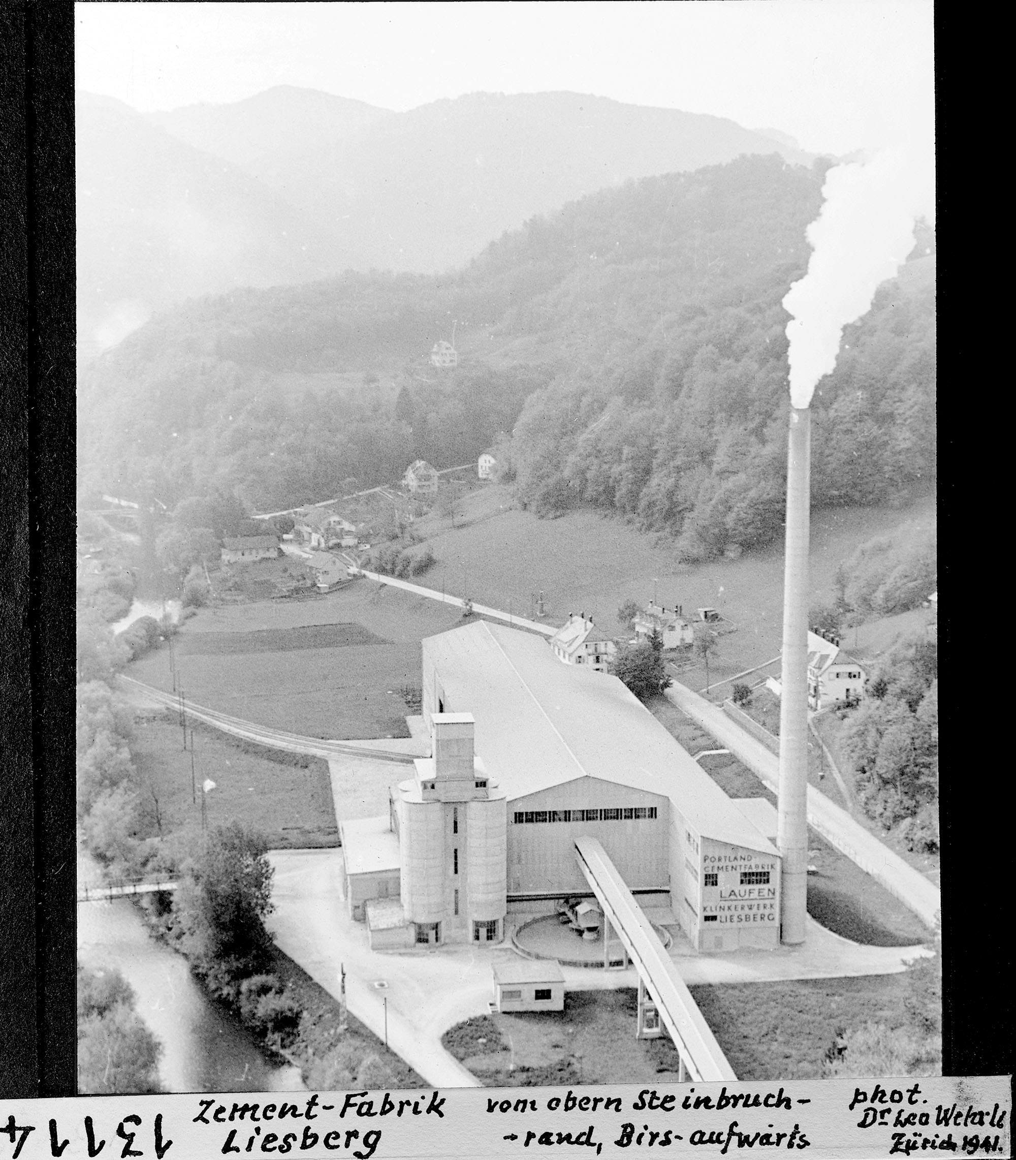 Zement-Fabrik Liesberg vom oberen Steinbruchrand, Birs aufwärts